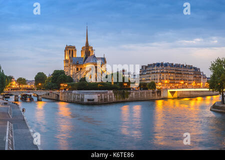 Parigi tramonto skyline della città panorama a notre dame de Paris cathedral e il fiume Senna, Parigi, Francia Foto Stock