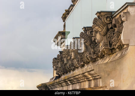 Faccia della statua al Reichstag di Berlino (Bundestag), Berlino, Germania Foto Stock