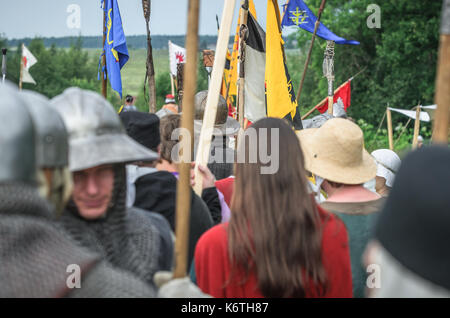 Mosca,RUSSIA-Giugno 06,2016: guerrieri antichi costumi che stanno marciando a battlefield. Foto Stock