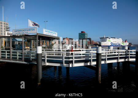 L'ingresso pedonale, escursioni pubblicitarie nel porto, che conduce al ponte pedonale per il terminal dei traghetti Color Line a Kiel Foto Stock
