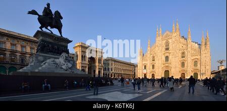 L'Italia, Lombardia, Milano, Piazza del Duomo, la statua equestre di Vittorio Emanuele II d'Italia, entrata di Vittorio Emanuele II, galleria shopping arcade costruito sul XIX secolo da Giuseppe Mengoni e la Cattedrale della Natività della Vergine Santa (Duomo) costruita tra il XIV e il XIX secolo Foto Stock