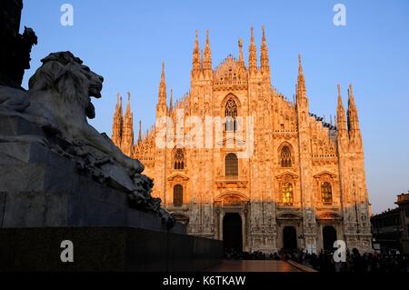 L'Italia, Lombardia, Milano, Piazza del Duomo, la cattedrale della Natività della Vergine Santa (Duomo) costruita tra il XIV e il XIX secolo è la terza chiesa più grande del mondo Foto Stock