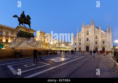 L'Italia, Lombardia, Milano, Piazza del Duomo, la statua equestre di Vittorio Emanuele II d'Italia, entrata di Vittorio Emanuele II, galleria shopping arcade costruito sul XIX secolo da Giuseppe Mengoni e la Cattedrale della Natività della Vergine Santa (Duomo) costruita tra il XIV e il XIX secolo Foto Stock