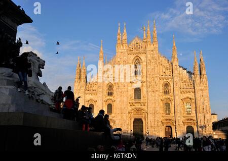 L'Italia, Lombardia, Milano, Piazza del Duomo, la cattedrale della Natività della Vergine Santa (Duomo) costruita tra il XIV e il XIX secolo è la terza chiesa più grande del mondo Foto Stock