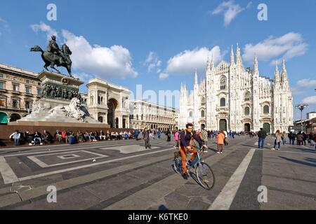 L'Italia, Lombardia, Milano, Piazza del Duomo, la statua equestre di Vittorio Emanuele II d'Italia, entrata di Vittorio Emanuele II, galleria shopping arcade costruito sul XIX secolo da Giuseppe Mengoni e la Cattedrale della Natività della Vergine Santa (Duomo) costruita tra il XIV e il XIX secolo Foto Stock