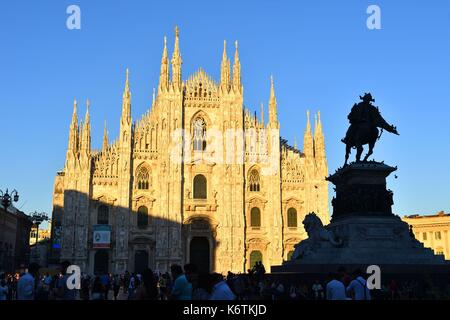 L'Italia, Lombardia, Milano, Piazza del Duomo, la statua equestre di Vittorio Emanuele II di Italia e la Cattedrale della Natività della Vergine Santa (Duomo) costruita tra il XIV e il XIX secolo Foto Stock