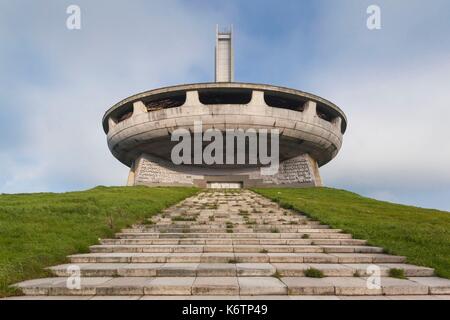 La Bulgaria, centrale Monti, Shipka, Shipka Pass, Rovine dell'era sovietica Monumento Buzludzha, costruito in onore del partito comunista bulgaro nel1981, esterno, alba Foto Stock