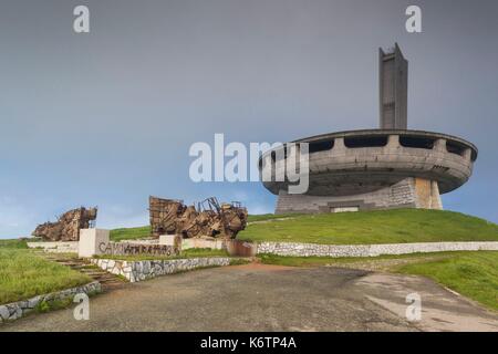 La Bulgaria, centrale Monti, Shipka, Shipka Pass, Rovine dell'era sovietica Monumento Buzludzha, costruito in onore del partito comunista bulgaro nel1981, esterno, alba Foto Stock