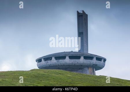 La Bulgaria, centrale Monti, Shipka, Shipka Pass, Rovine dell'era sovietica Monumento Buzludzha, costruito in onore del partito comunista bulgaro nel1981, esterno, alba Foto Stock