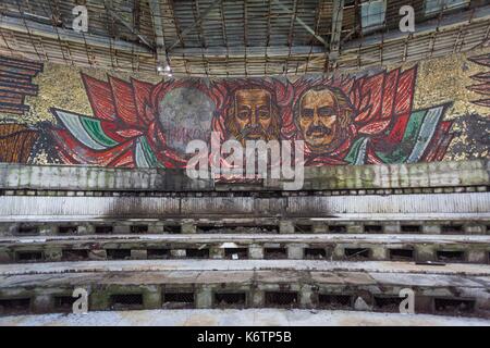 La Bulgaria, centrale Monti, Shipka, Shipka Pass, Rovine dell'era sovietica Monumento Buzludzha, costruito in onore del partito comunista bulgaro nel1981, interno Foto Stock