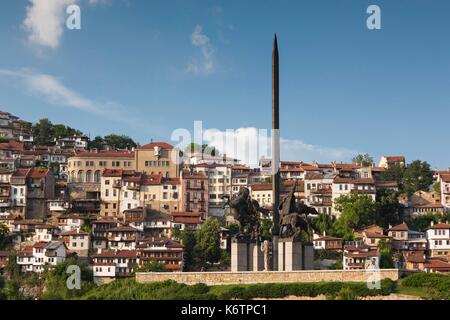 La Bulgaria, centrale Monti, Veliko Tarnovo, Monumento alla Assens, tardo pomeriggio Foto Stock