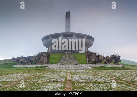 La Bulgaria, centrale Monti, Shipka, Shipka Pass, Rovine dell'era sovietica Monumento Buzludzha, costruito in onore del partito comunista bulgaro nel1981, esterno, alba Foto Stock