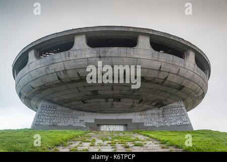 La Bulgaria, centrale Monti, Shipka, Shipka Pass, Rovine dell'era sovietica Monumento Buzludzha, costruito in onore del partito comunista bulgaro nel1981, esterno, alba Foto Stock