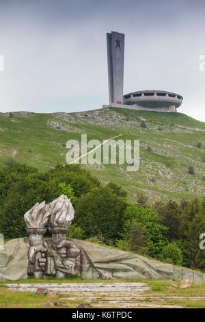 La Bulgaria, centrale Monti, Shipka, Shipka Pass, Rovine dell'era sovietica Monumento Buzludzha, costruito in onore del partito comunista bulgaro nel1981, tardo pomeriggio Foto Stock