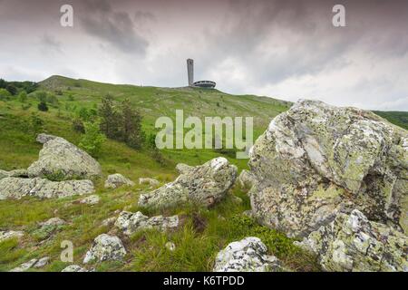 La Bulgaria, centrale Monti, Shipka, Shipka Pass, Rovine dell'era sovietica Monumento Buzludzha, costruito in onore del partito comunista bulgaro nel1981, tardo pomeriggio Foto Stock