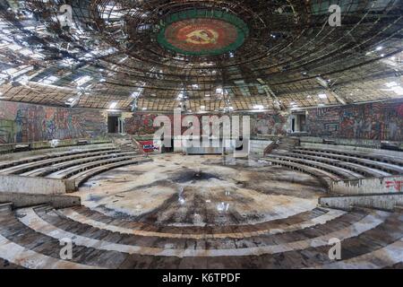 La Bulgaria, centrale Monti, Shipka, Shipka Pass, Rovine dell'era sovietica Monumento Buzludzha, costruito in onore del partito comunista bulgaro nel1981, interno Foto Stock