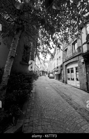 City Street scene in bianco e nero della parte vecchia della città Foto Stock