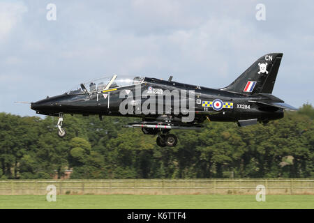 RAF Hawk T1 da 100 Squadriglia con base a RAF Leeming sull approccio finale nella base di tifone a RAF Coningsby. 100 Sqn operano in un ruolo di supporto. Foto Stock