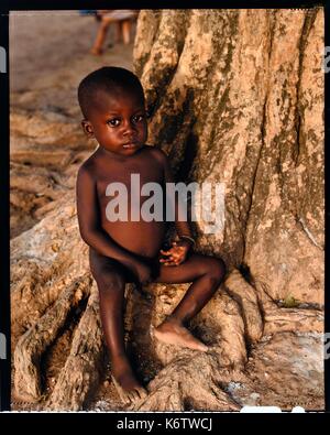 Il Burkina Faso, Poni provincia, terra di lobi, LoropŽni, Little Boy i lobi Foto Stock