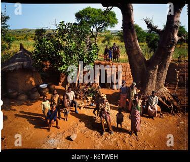 Il Burkina Faso, Poni provincia, terra di lobi, LoropŽni, contadino nel suo cortile di fattoria in posa con la sua famiglia Foto Stock