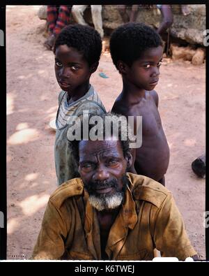 Il Burkina Faso, Poni provincia, terra di lobi, LoropŽni, Houliene Kambou con il suo piccolo figli gemelli Foto Stock