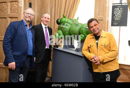 Da sinistra a destra, Robert llewellyn e Chris barrie e Craig Charles durante il live uktv nuova stagione lancio al Claridge Hotel di Londra. Foto Stock