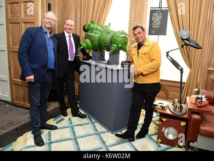 Da sinistra a destra, Robert llewellyn e Chris barrie e Craig Charles durante il live uktv nuova stagione lancio al Claridge Hotel di Londra. Foto Stock