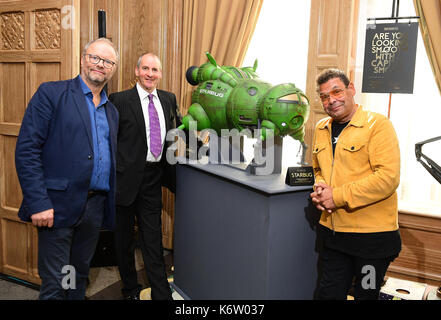 Da sinistra a destra, Robert llewellyn e Chris barrie e Craig Charles durante il live uktv nuova stagione lancio al Claridge Hotel di Londra. Foto Stock