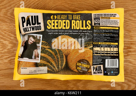 Paul Hollywood pronto per cuocere seminate rotoli Foto Stock