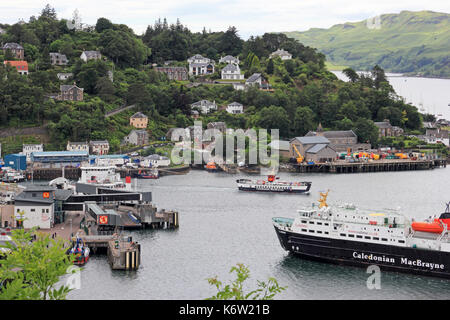 Dal Terminal dei traghetti, a Oban, occupato con traghetti entrare e uscire Foto Stock