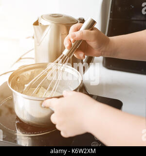 Lo chef da forno per la cottura cuocere in cucina professional Foto Stock