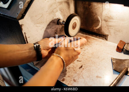 Gioielleria anello di lucidatura Foto Stock