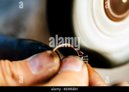 Gioielleria anello di lucidatura Foto Stock