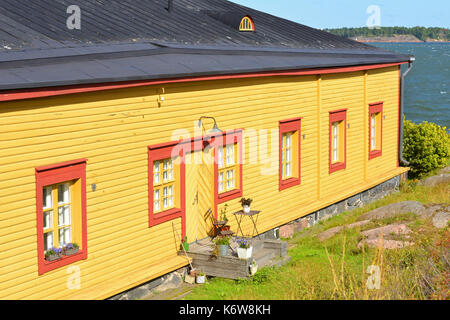 Il vecchio tradizionale scandinavo casa in legno in suomenlinna (sveaborg) fortezza Foto Stock