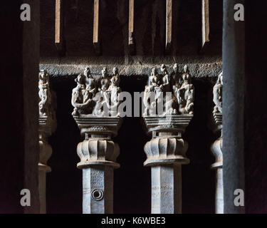 Pilastri interno chaityagriha principale a Karla, Maharashtra, India Foto Stock