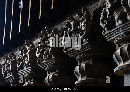 Pilastro sculture di capitale interno Chaityagriha principale a Karla, Maharashtra, India Foto Stock