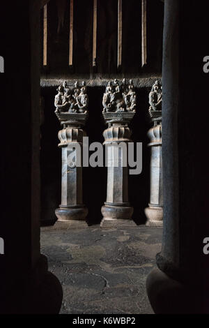Pilastri interno chaityagriha principale a Karla, Maharashtra, India Foto Stock