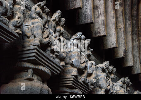 Pilastro sculture di capitale interno Chaityagriha principale a Karla, Maharashtra, India Foto Stock