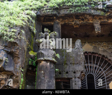 Pilastro di Ashoka, ingresso al Chaityagriha a Karla Grotte, Maharashtra, India Foto Stock
