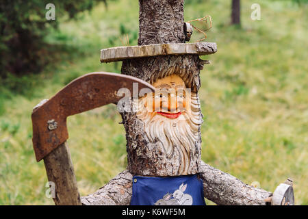 Figure in legno in Sud Tirolo del nord Italia. La regione ha una grande lingua tedesca la popolazione Foto Stock