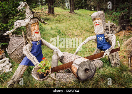 Figure in legno in Sud Tirolo del nord Italia. La regione ha una grande lingua tedesca la popolazione Foto Stock