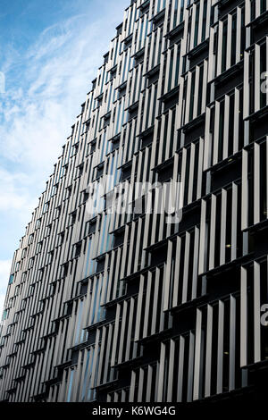 Facciata di un moderno edificio di uffici, architettura moderna, più Londra riverside, Londra, Inghilterra, Gran Bretagna Foto Stock