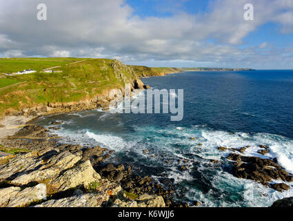 Costa rocciosa a Cape Cornwall, a St Just in Penwith, dietro Land's End, Cornovaglia, Inghilterra, Gran Bretagna Foto Stock