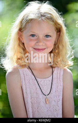 Bambina con capelli biondi, Svezia Foto Stock