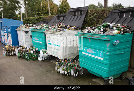 Traboccante pubblico bottle bank Foto Stock