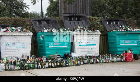 Traboccante pubblico bottle bank Foto Stock