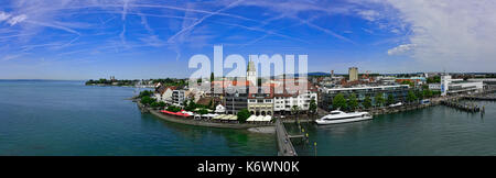 Vista panoramica dalla torre di osservazione, la torre sulla chiesa di San Nicola, Medienhaus, il museo Zeppelin, Friedrichshafen am Lake Foto Stock