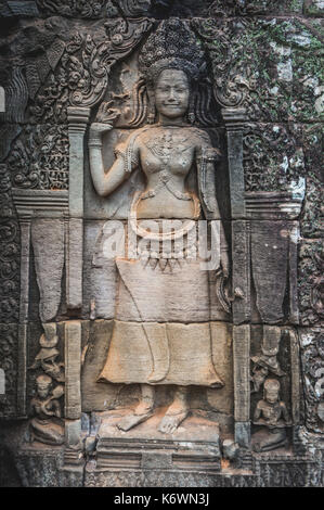 Bassorilievo in pietra di una ballerina divina, apsaras, dettaglio, rovinato tempio, tempio Bayon, Angkor Thom complessa, parco archeologico di Angkor Foto Stock