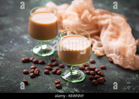 Liquore Irish cream e i chicchi di caffè Foto Stock