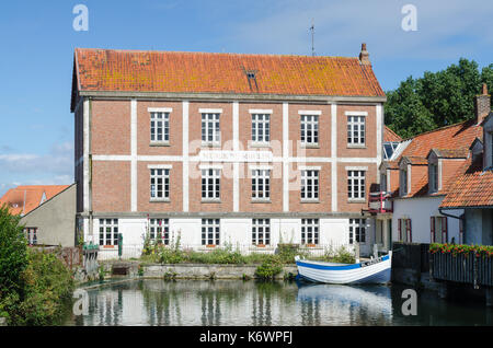 Hotel de la Plage e Musee du Moulin nella graziosa cittadina balneare di Wissant nel Pas-de-Calais regione del nord della Francia Foto Stock